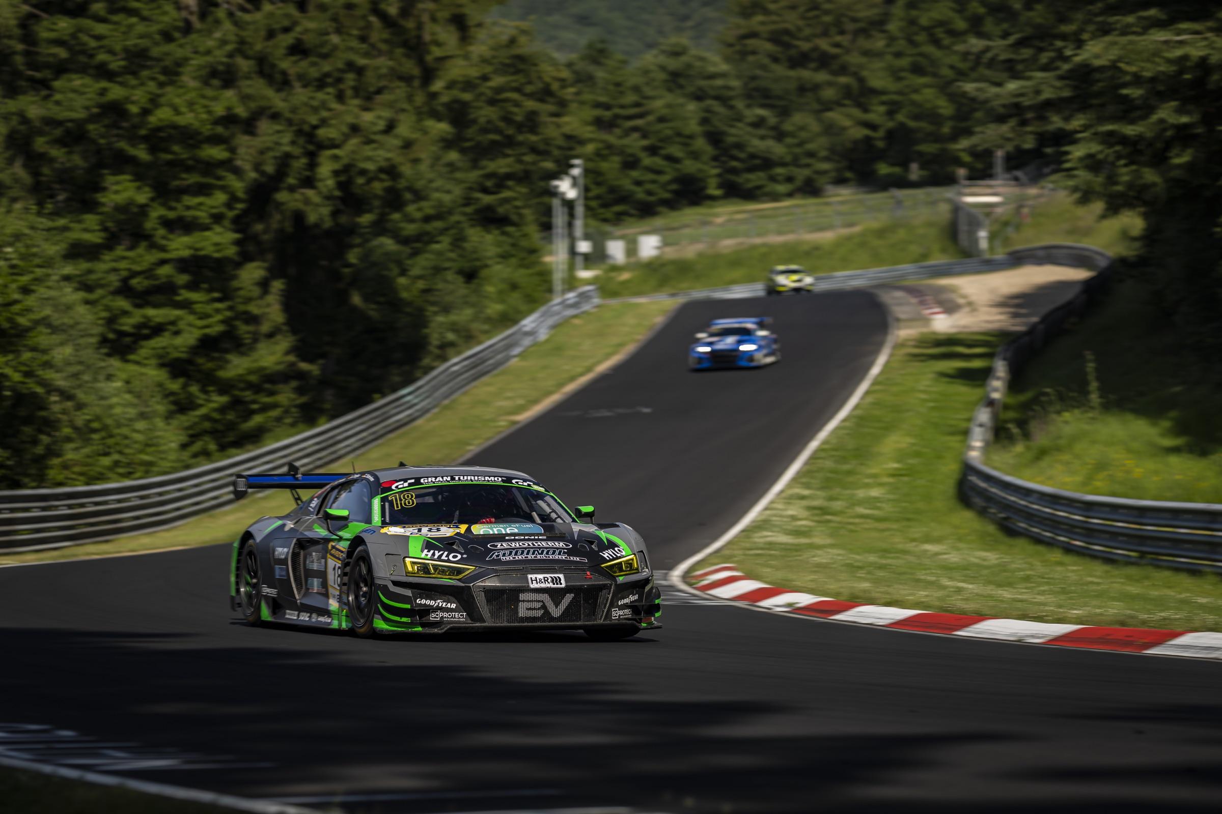 Audi R8 LMS GT3 vor zwei weiteren Fahrzeugen auf der Nordschleife