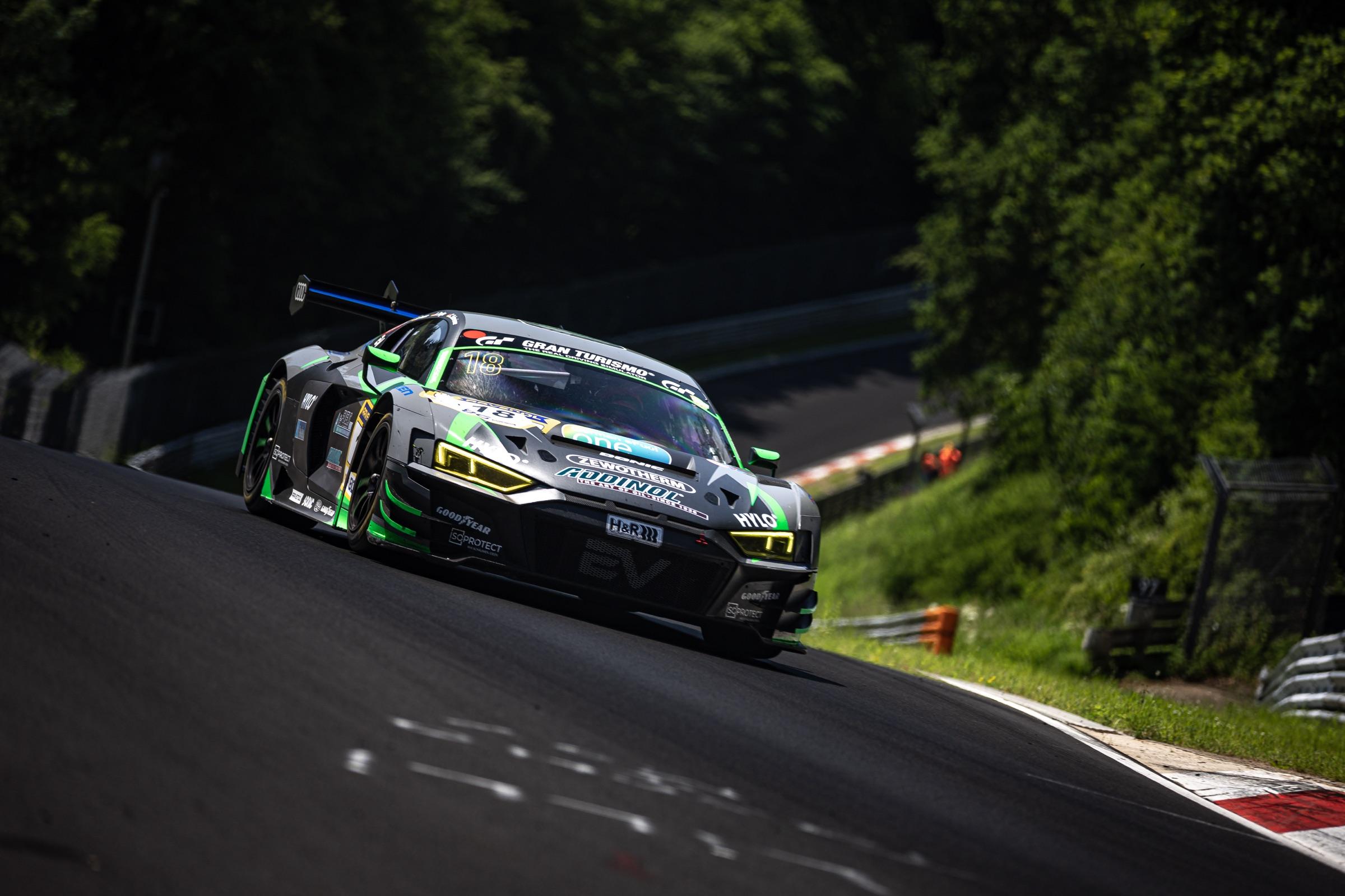 Audi R8 LMS GT3 mit der Startnummer 18 auf einer Kuppe der Nordschleife