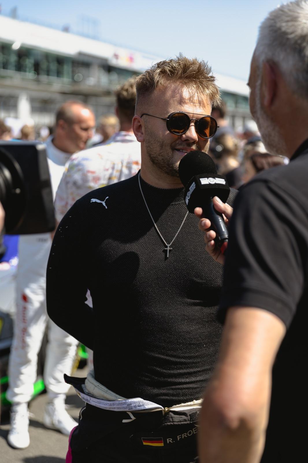 Roland Froese gibt in der Startaufstellung ein Interview